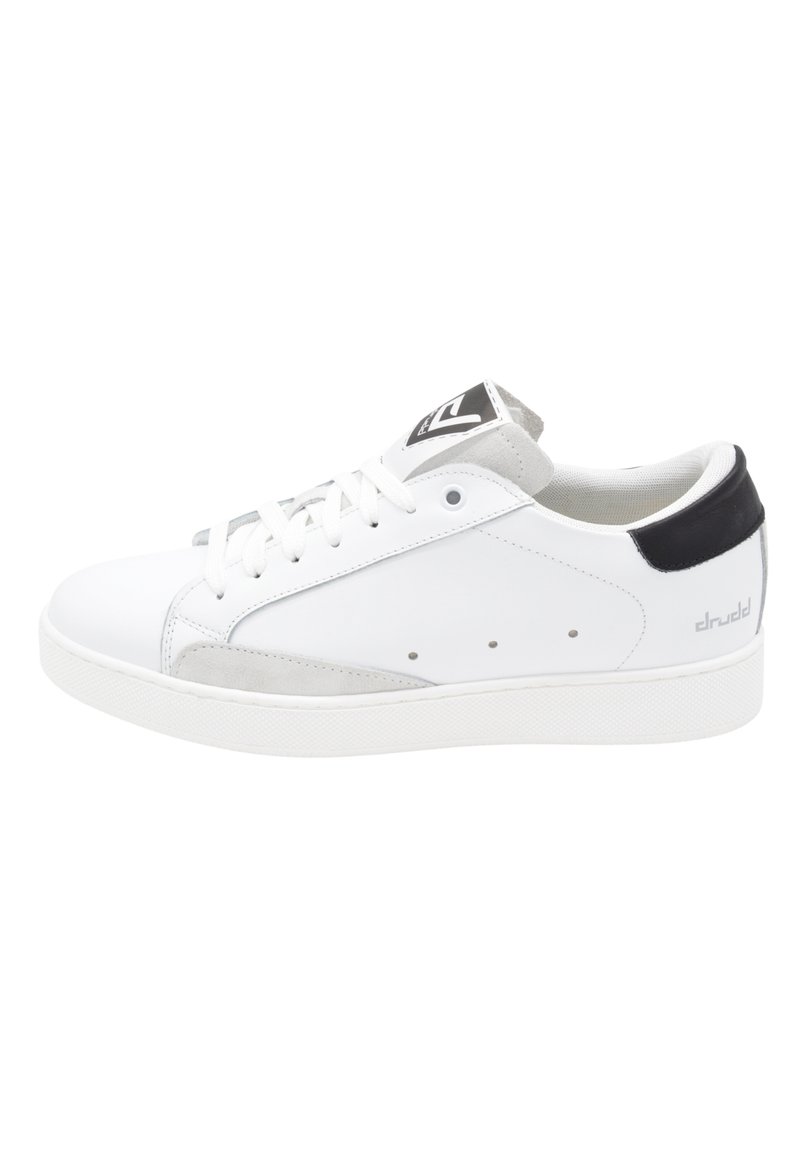 Sneaker in pelle bianca con accenti in suede grigio, lacci piatti, punta arrotondata e suola in gomma texturizzata. Presenta il logo sulla linguetta e sul tallone.