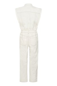 Combinaison en denim blanc avec un design sans manches, taille élastique, poches arrière et détails de couture proéminents.