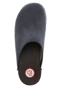 Dunkelblaue Wildleder-Überhose mit glattem Holzsohle und einem runden Logo in Rot und Weiß an der Unterseite.