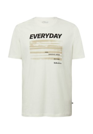 Wit T-shirt met korte mouwen met zwarte tekst "EVERYDAY" en beige horizontale strepen met de woorden "FEEL", "OBSERVE", "GROW", "RETHINK" en "Reflect&Act."