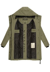 Groene gewatteerde jas met een capuchon, voorzien van een zwarte binnenkant, voorzakken en opvallende "NAVAHOO" branding. Gladde textuur, knoopsluiting.