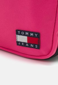 Tommy Jeans DAILY CROSSOVER - Soma ar siksnu pāri ķermenim - pink alert