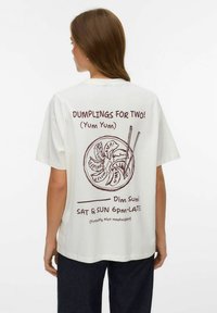 Biały bawełniany t-shirt z grafiką na plecach przedstawiającą talerz pierogów, pałeczki do jedzenia oraz tekst w kolorze bordowym. Krótkie rękawy i luźny krój.