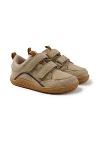 Scarpe in pelle beige con due cinturini in velcro, tomaia strutturata, suola in gomma e battistrada decorato. Piccole rifiniture marroni vicino ai cinturini.