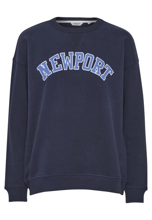 Tumesinine dressipluus, mis on valmistatud puuvillast, ringikujulise kaelusega, ribatud varrukate otstega ja julge, valge "NEWPORT" tekstiga rinnaosas.