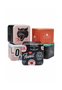 Des boîtes métalliques empilées avec des designs, couleurs et motifs variés. Parmi les caractéristiques notables, une boîte rose ornée d'un panthère noire et d'accents géométriques vifs.