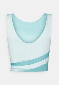 Reggiseno sportivo azzurro chiaro con scollatura a giro, caratterizzato da strisce curve blu scuro e bianche, e un piccolo logo bianco sulla parte anteriore. Texture liscia.
