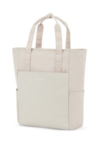 Beige tote-väska gjord av texturerat tyg med två robusta handtag, platta sidor, framficka och sidokompartiment. Enkel logotyp framtill.