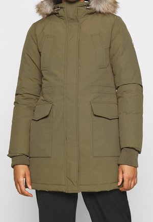 Parka vert olive avec une capuche en fourrure douce, fermeture éclair et boutons-pression à l'avant, deux grandes poches latérales et des poignets côtelés pour la chaleur.