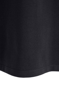Sort bomulds T-shirt stof, glat tekstur, med en synlig søm og detaljer i syningen, der fremhæver klessets enkle og funktionelle design.