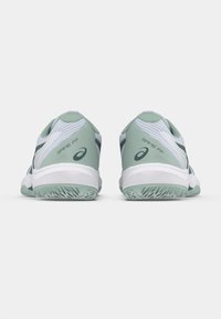 Ténis desportivos verdes e brancos com parte superior em malha, colarinho almofadado e sola texturizada. Apresentam a marca "GAME FF" no lado lateral.