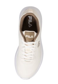 Scarpa sportiva bianca con tomaia in rete testurizzata, un accento marrone vicino ai lacci e un logo sulla linguetta. Presenta lacci piatti e suola arrotondata.