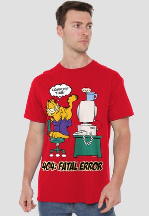 Rotes Baumwoll-T-Shirt mit einem Cartoon-Katze und einer Sprechblase, die "COMPUTE THIS!" neben einem Computer sagt. Enthält den Text "404: FATAL ERROR".
