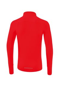 Maglietta sportiva a maniche lunghe di colore rosso realizzata in materiale elastico, con colletto alto e dettagli riflettenti all'orlo. Texture liscia.