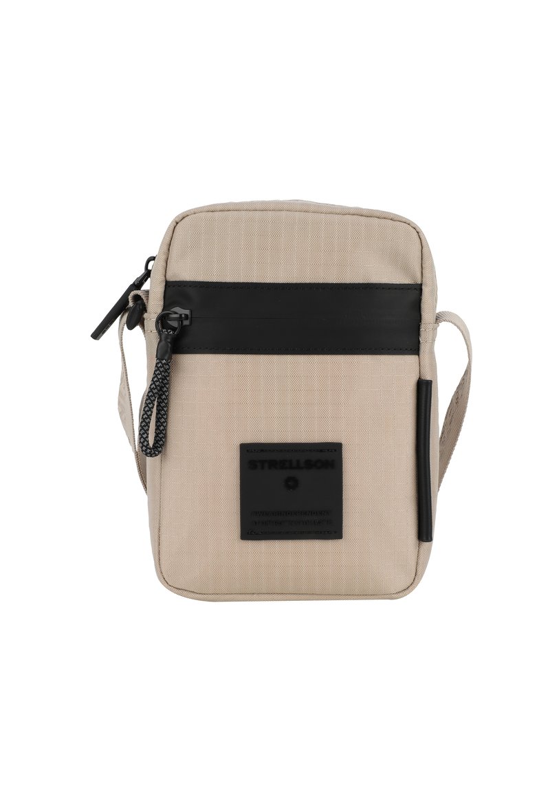Borsa a tracolla in tessuto beige con un’accortezza in pelle nera, chiusura con zip e tracolla regolabile. Presenta una patta con logo sul davanti.