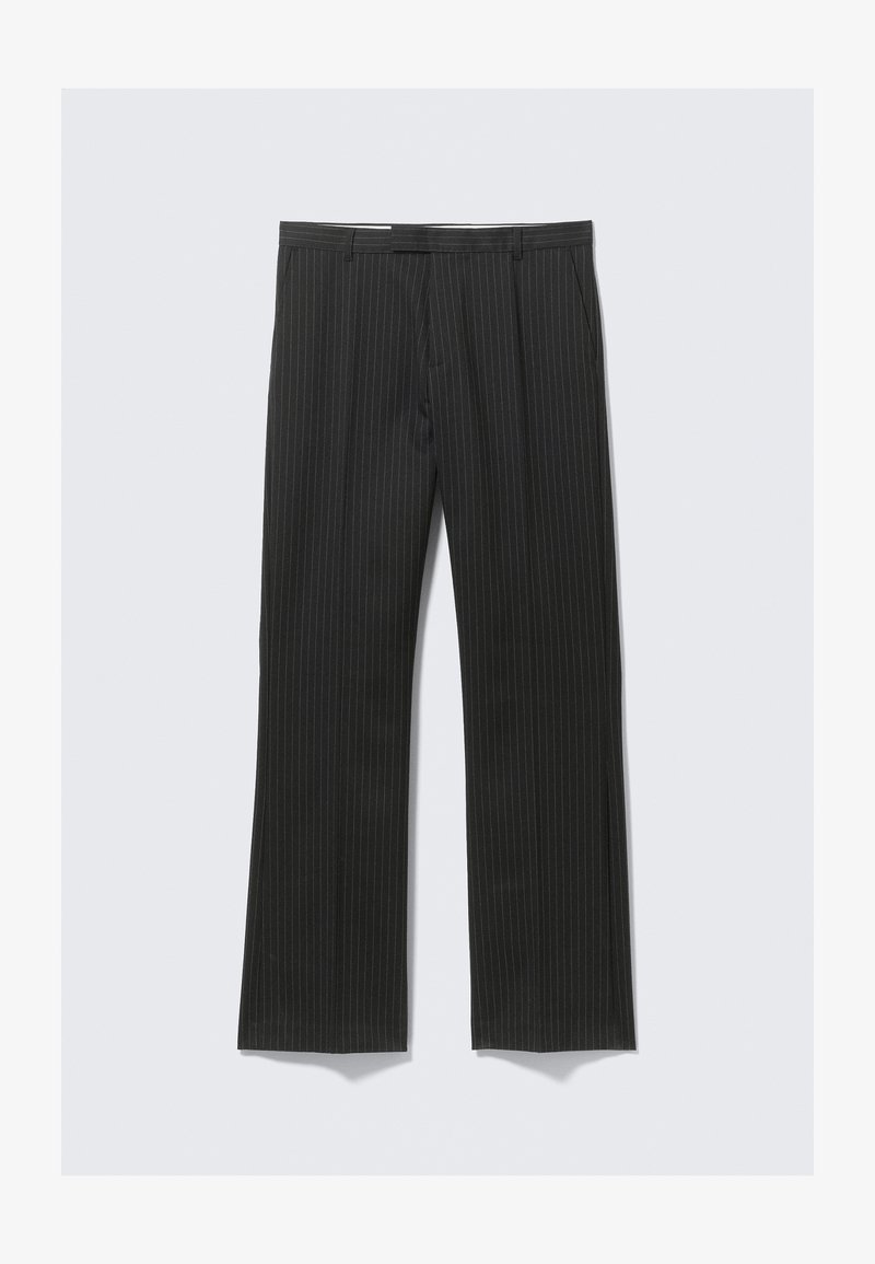 Pantalon noir à rayures avec une coupe droite, présentant une texture de tissu lisse et deux poches latérales.