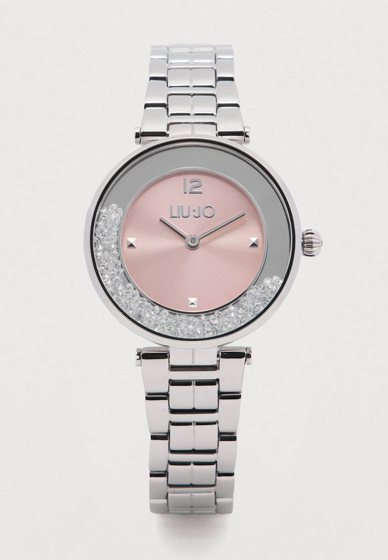 Ceas metalic argintiu cu cadran rotund roz, cu accente de cristal, markere orare argintii și brățară cu legături. Brand: LIUJO.