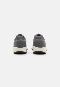New Balance 410 V8 - Běžecké boty do terénu - shadow grey