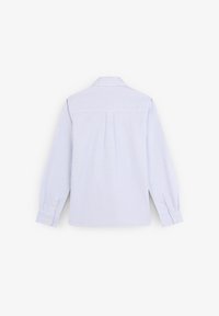 Camisa de manga larga azul clara con un patrón a cuadros, cuello clásico y puños abotonados. Presenta un detalle de pliegue en la parte posterior para mayor comodidad.