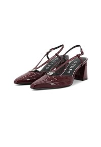 Décolleté in pelle verniciata borgogna con punta affusolata e tacco largo. Caratterizzate da un design con cinturino delicato e un embellishment del logo.