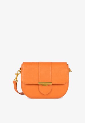 Borsa a tracolla arancione in pelle con texture impressa, hardware dorato e chiusura a patta magnetica. Include una tracolla regolabile.