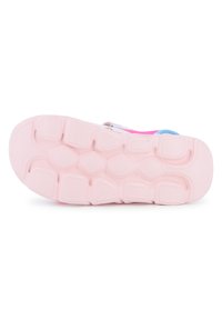 Πολύχρωμο αθλητικό παπούτσι με λευκό επάνω μέρος, ροζ και μπλε λεπτομέρειες, και ροζ υφασμένη ελαστική σόλα με σχέδιο πέλματος.
