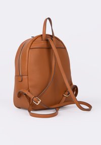 Zaino in pelle color cuoio con finitura tattile, dotato di cinghie regolabili e cerniera liscia, progettato con una forma arrotondata e tasca laterale.