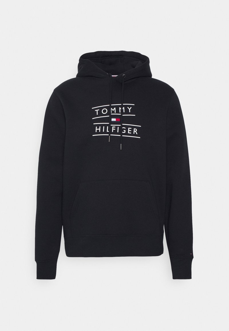 Czarna bluza z kapturem i kieszenią z przodu, z białym napisem: "TOMMY HILFIGER" oraz małym logo w kolorach czerwonym i niebieskim. Miękki materiał, regulowany kaptur, ściągacze przy mankietach.