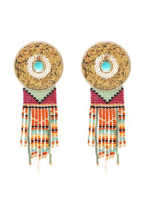 Boucles d'oreilles en ton or avec pendentifs circulaires. Comprennent des pierres turquoises, des perles colorées en orange, rose et bleu sarcelle, avec un détail de franges.