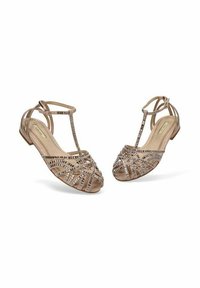 Zapatos planos de color bronce con la punta abierta, que presentan un diseño de tiras entrecruzadas y acentos metálicos. Material suave que ofrece una apariencia texturizada.