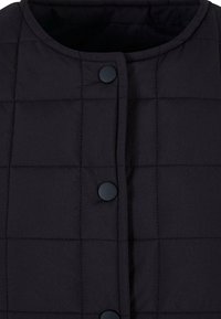 Veste matelassée noire à l'avant avec fermeture par boutons-pression et col rond, présentant un motif de couture carré.