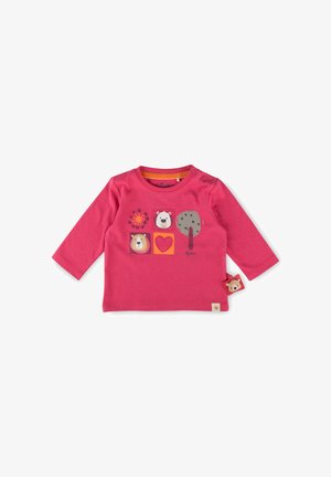 Rosa Langarmshirt aus Baumwolle mit Tier- und Blumenmustern, rundem Halsausschnitt, Knopfdetails an der Schulter und einem Etikett.