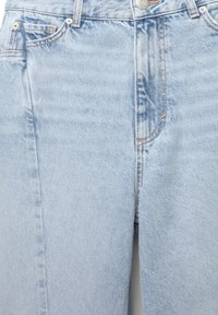 Lichtblauwe denim jeans met een hoge taille, voorzien van subtiele vervaging, een klassiek vijf-pocket ontwerp en gestikte details langs de naden.
