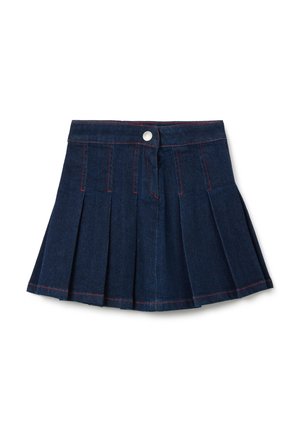 Jupe plissée en denim foncé avec une taille ajustée, un bouton argenté et des coutures rouges contrastantes le long des coutures et du bas.