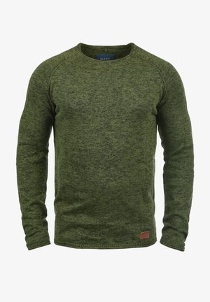 Pull à col rond à manches longues en maille chinée verte, avec une petite pièce en cuir marron près de l'ourlet et une étiquette "Blend" à l'intérieur du col.