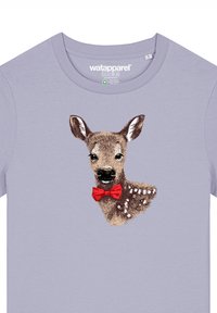 Licht paarse T-shirt met een geborduurd hert met een rode strik, een gedetailleerd gezicht en witte vlekken op zijn rug. Zacht stof en ronde halslijn.
