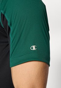 Champion FITTED TRAINING - T-skjorte til trening - dark green