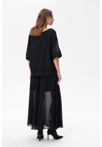 Czarna, przezroczysta długa sukienka z szyfonu, z krótkimi rękawami, warstwowym stylem i wąską talią, z subtelnymi detalami i smukłą sylwetką.