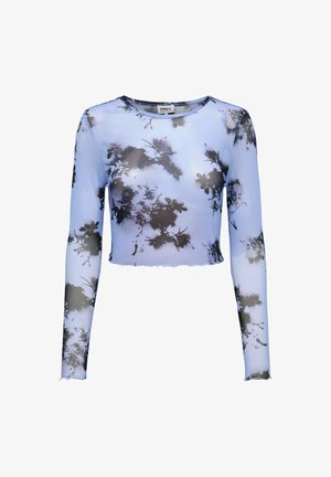 Jasnoniebieski krótki top z długim rękawem, okrągłym dekoltem i czarnym abstrakcyjnym kwiatowym wzorem na całej tkaninie.