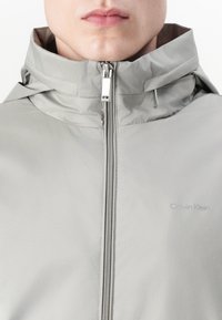 Calvin Klein - Kurtka przeciwdeszczowa