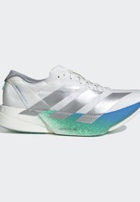 Witte en zilveren hardloopschoen met blauw-groene verloopzool, vetersluiting en tekst "Adizero Adios Pro 4" op de hiel en "Lightstrike Pro" op de tussenzool.