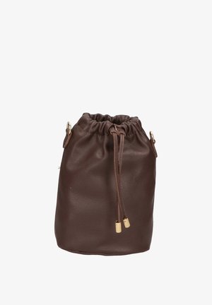 Bruine leren trekkoord tas met een gestructureerde afwerking, ronde vorm en gouden hardware accenten. Beschikt over een gather top sluiting.