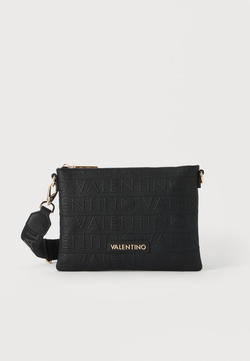 Μαύρο τσαντάκι Valentino με ανάγλυφο σχέδιο ονόματος μάρκας, χρυσά μεταλλικά εξαρτήματα και αποσπώμενο φαρδύ υφασμάτινο ιμάντα με λεπτομέρειες λογότυπου.