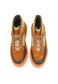 Braune Wildleder- und beige Mesh-Wanderschuhe mit einer klobigen orangen Sohle, Schnürdesign und strukturierten Akzenten. Die Draufsicht hebt die Farbkontraste hervor.