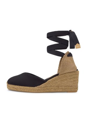 Zwarte canvas sleehak espadrille met gevlochten jute plateauzool en lange zwarte enkellaarslint.