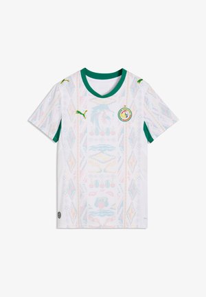 Valkoinen jalkapallopaita, jossa on vihreä kaulus ja hihansuut, monivärisiä geometrisia kuvioita, Puman logot ja Senegal'n maajoukkueen tunnus rinnassa.