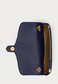 Marineblå lærveske med teksturert overflate, utstyrt med gullfarge detaljer, glidelåslukking, og beige interiørfor. 