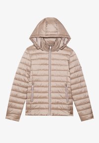Beżowa pikowana kurtka z kapturem, z dwoma przednimi kieszeniami na zamek i błyszczącą, gładką teksturą tkaniny. Poziome przeszycia na całej powierzchni.