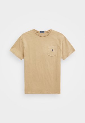 Beige kurzärmeliges T-Shirt mit Rundhalsausschnitt und Brusttasche vorne, die ein kleines besticktes Logo eines Polospielers zeigt.