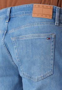 Tommy Jeans AUSTIN - Blugi conici - blue denim